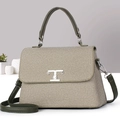 Detalle del bolso tejido beige con ribetes de cuero verde oliva y logotipo T metálico plateado - Verde