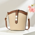 Elegante bolso tipo cubo bicolor en cuero beige y marrón con herrajes de metal dorado - Caqui