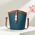 Bolso cubo de cuero suave azul marino con ribete marrón y cierre giratorio dorado chic - Azul