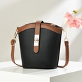 Mini bolso tipo cubo de bandolera en cuero negro con ribete marrón y cierre dorado - Negro