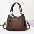Sac à main marron en cuir grainé avec finitions argentées et pendentif en étoile - 25x19x12cm / café