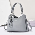 Sac à bandoulière en cuir gris élégant avec détails argentés et charm étoile - Bleu