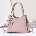 Détail du sac bandoulière rose clair avec texture cuir grainé et garniture argentée - Rose