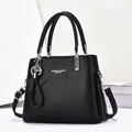 Elegante borsa a mano in pelle martellata nera con finiture argento e ciondolo a stella - Nero