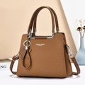 Borsa a mano marrone intrecciata con doppi manici e ciondolo a stella da donna - Giallo Terra