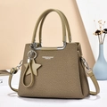 Elegante borsa a mano kaki in trama intrecciata con dettagli argento e ciondolo stella - L25 H19 P12 / Verde