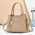 Borsa a mano in tessuto beige con ciondolo a stella e doppi manici vista frontale - Cachi