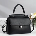 Sac à main chic en cuir noir grainé avec fermoir rotatif argenté et bandoulière - Noir