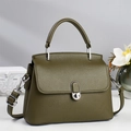 Détail d'un sac à main en cuir vert olive avec fermoir rotatif argenté et poignée - vert olive