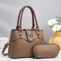 Set borsa e pochette marrone texture lucertola con chiusura a girello dorata - Cachi