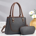 Sac à main gris foncé à motif tressé avec poignées marron et petite pochette assortie - Gris
