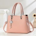 Bolso de mano de cuero rosa con grano de lichi y colgante de moda plateado - Rosa