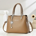 Bolso de hombro minimalista de cuero marrón con borlas y detalles metálicos plateados - Caqui