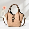 Detalle de bolso de mano plisado beige minimalista con asa de cuero y cierre dorado - Caqui