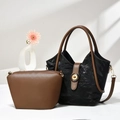 Detalle de bolso negro plisado con asas marrones y estuche interior extraíble - Negro