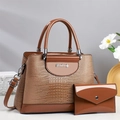 Detalle de set de bolsos marrones con grabado de cocodrilo, logo Donbooly y bolso de mano - Marrón