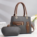 Dettaglio della borsa tote grigia intrecciata con pochette coordinata - Grigio