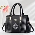 Bolso de mano negro bordado en cuero sintético con detalles dorados y correa ajustable - Negro y Blanco