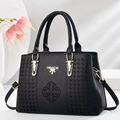 Elegante bolso de cuero negro con logo dorado y relieve geométrico sofisticado - Negro
