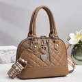 Sac à main matelassé marron avec large bandoulière et breloques cœur sur fond gris - Marron