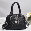 Sac à main matelassé noir en forme de coquille avec bandoulière géométrique et breloque cœur - Noir