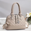 Détail du sac à main beige matelassé avec pendentif cœur et bandoulière en jacquard - Khaki