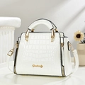 Sac à main blanc en cuir verni à motif crocodile avec fermetures éclair dorées - Blanc Cassé (Crocodile Gaufré)
