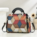 Mehrfarbige Tragetasche mit geometrischem Krokodilmuster und goldenen Beschlägen - Schwarzes Geometrisches Patchwork-Stil