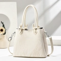 Minimalistische cremeweiße Beuteltasche mit Marmortextur und silbernen Details - Gebrochenes Weiß