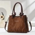 Sac seau marron avec poignée supérieure et texte mode dans un décor minimaliste - Café
