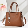 Sac bandoulière Boston en cuir marron avec charm perle et logo Fashion & Bag - Jaune Terre