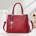 Elegante bolso de mano en cuero rojo vino con textura lichi y colgante de perlas - Burdeos