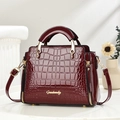 Sac à main pour femme en cuir verni bordeaux avec motif crocodile et accents dorés - Rouge Vin (Crocodile Gaufré)