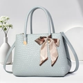 Elegante hellblaue gewebte Handtasche mit dekorativem Seidenschal und Gold-Hardware - Blau