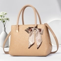 Elegante beige Handtasche mit Webstruktur, dekorativem Seidenschal und Gold-Hardware - Khaki