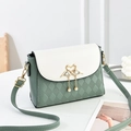 Elegante bolso bandolera verde salvia y blanco con textura acolchada y cierre de cisne dorado - Verde
