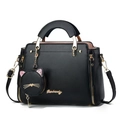 Sac à main chic en cuir noir avec breloque chat et détails en métal doré - Noir
