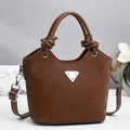 Vintage dunkelbraune Beuteltasche aus mattem Leder mit Knotengriff und Metalldreieck - Kaffeebraun