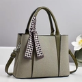Bolso tote de lona y cuero verde con decoración de pañuelo y correa de hombro - Verde