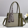 Borsa tote in pelle verde oliva e tela beige con dettaglio sciarpa a scacchi - Verde