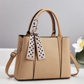 Elegante bolso de mano tejido beige con asas de cuero marrón y pañuelo adorno - Caqui