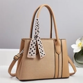 Elegante borsa a mano beige e marrone con sciarpa a scacchi e dettagli in metallo - Cachi
