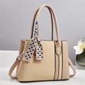 Borsa tote beige minimalista con foulard e cuciture a contrasto su sfondo neutro - Albicocca