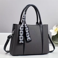 Bolso grande gris texturizado con ribete de cuero y un elegante pañuelo decorativo de seda - Negro
