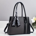 Dettaglio della borsa tote a contrasto con foulard decorativo e tracolla fine - Nero