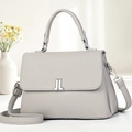 Sac à main gris en cuir grainé avec boucle argentée et bandoulière amovible - Gris