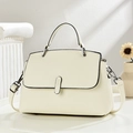 Elegante Handtasche aus cremefarbenem Leder mit Lychee-Muster und Umhängeriemen - Cremeweiß