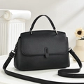 Elegante schwarze Handtasche aus Leder mit Lychee-Muster und Silberbeschlägen - Schwarz