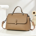Detail der braunen Handtasche aus Kieselleder mit Metallbeschlägen und abnehmbarem Gurt - Khaki