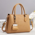 Sac à main élégant en cuir grainé camel avec poignées rondes et bandoulière réglable - Jaune